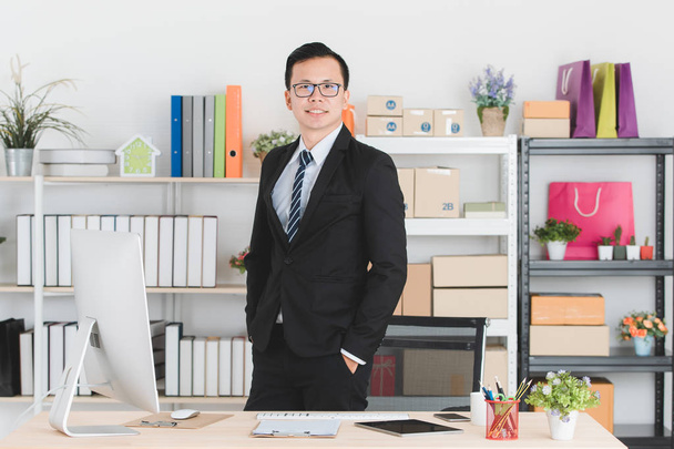 Empresário asiático no escritório
 - Foto, Imagem