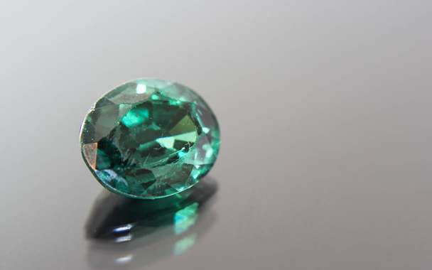 Természetes zöld zafír drágakő, smaragd ovális, kristály jáde drágakő - Fotó, kép