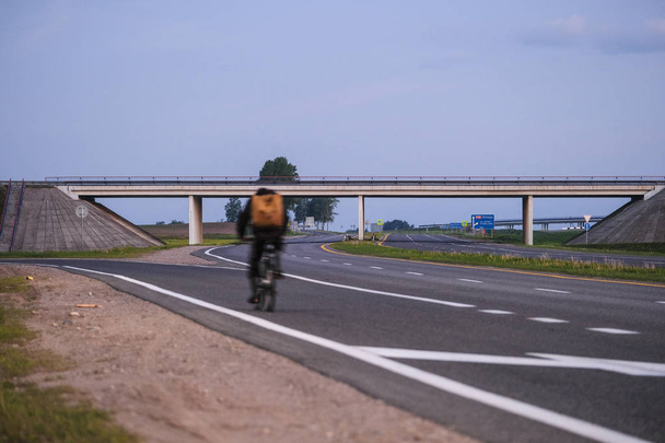 image of a cyclist on the highway - Foto, immagini