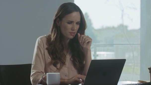 Üzleti nő dolgozik laptop számítógép. Closeup portré koncentrált hölgy - Felvétel, videó