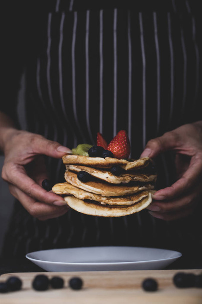 Woman preparing pancakes - Foto, Imagem