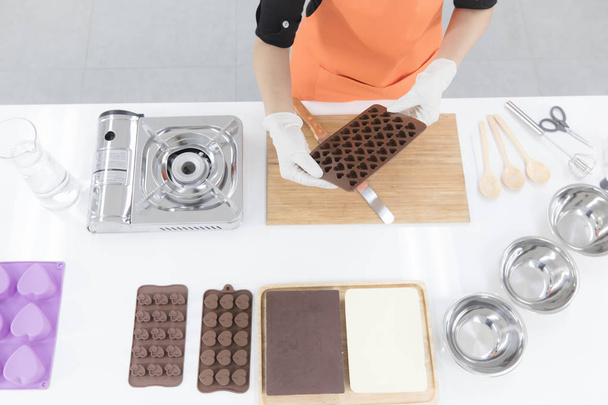 チョコレートを作る女性 - 写真・画像