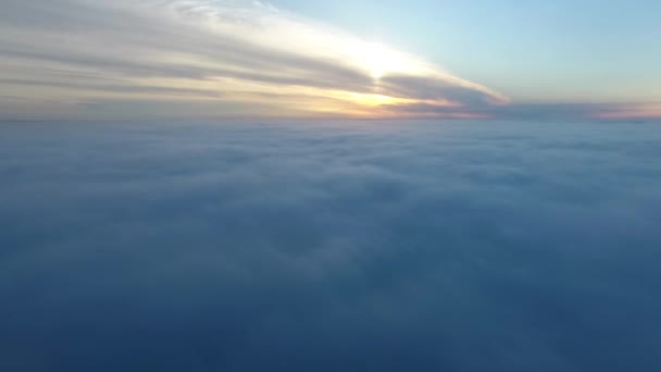 Tiro aéreo real, el dron vuela en las nubes en la naturaleza del amanecer, la cámara vuela en la niebla. Vuelo sobre las nubes amanecer, crestas y colinas en la luz del sol del amanecer
. - Metraje, vídeo