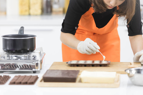nő csinál csokoládé - Fotó, kép