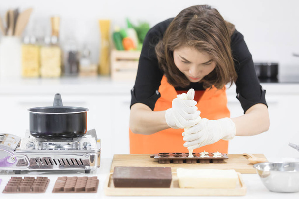 Femme faisant du chocolat
 - Photo, image