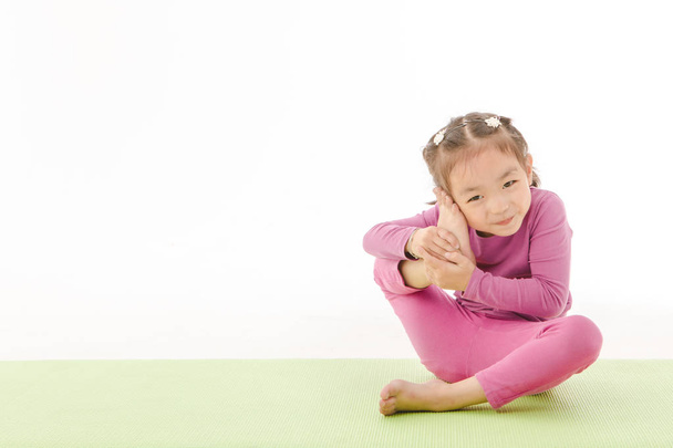 niña practica yoga
 - Foto, Imagen