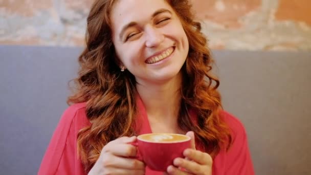 pleasant leasure coffee shop laugh woman drinking - Filmmaterial, Video