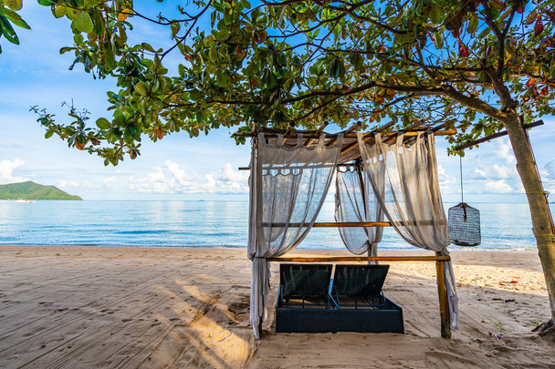Tropikal plaj deniz Okyanusu üzerinde boş yatak koltuğu ve salon  - Fotoğraf, Görsel