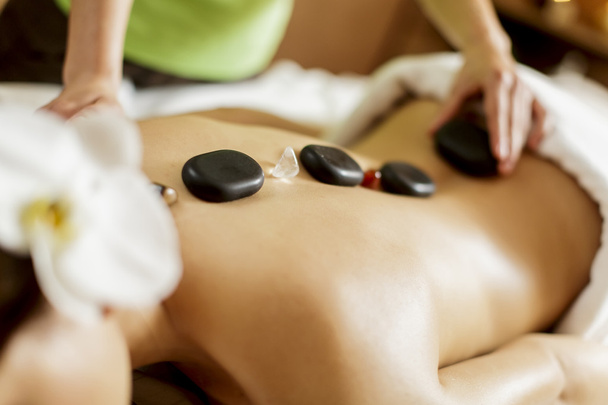 Massaggio con pietre calde
 - Foto, immagini
