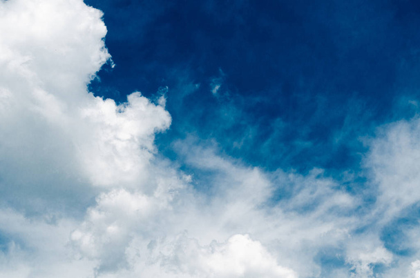 Mavi bir gökyüzüne karşı inanılmaz harika gür Cumulus bulutlar - Fotoğraf, Görsel