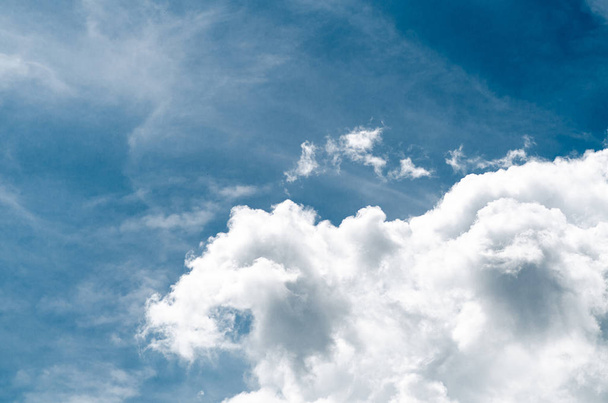 Ongelooflijk prachtige weelderige Cumulus wolken tegen een blauwe hemel - Foto, afbeelding