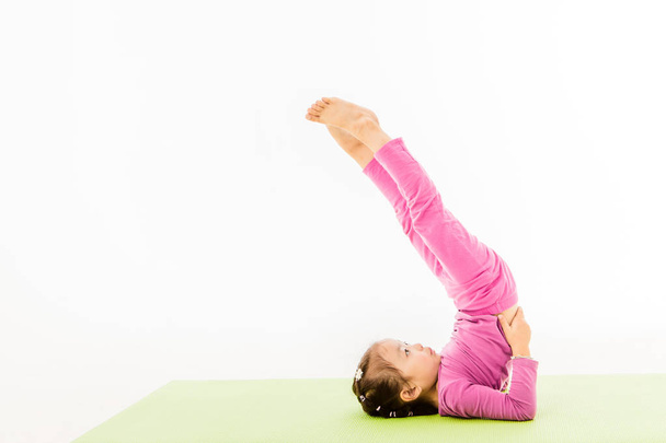 niña practica yoga
 - Foto, Imagen