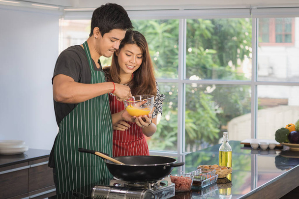 Aziatische paar in keuken kamer - Foto, afbeelding
