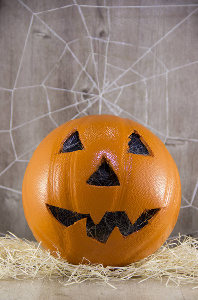 Jack lyhty Halloween koripallo puinen tausta hämähäkinseitit
. - Valokuva, kuva