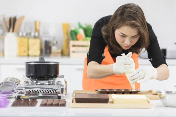 Kadın çikolata yapıyor. - Fotoğraf, Görsel