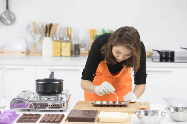 Donna che fa cioccolato
 - Foto, immagini