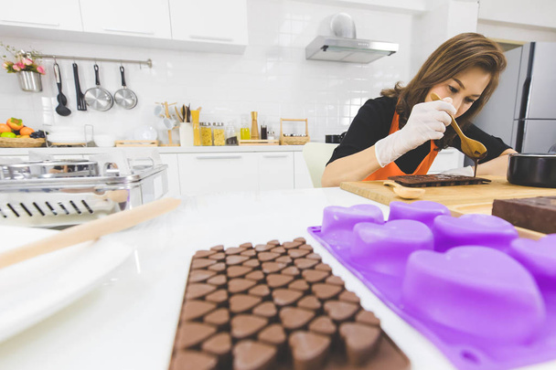 Жінка виготовлення шоколаду
 - Фото, зображення