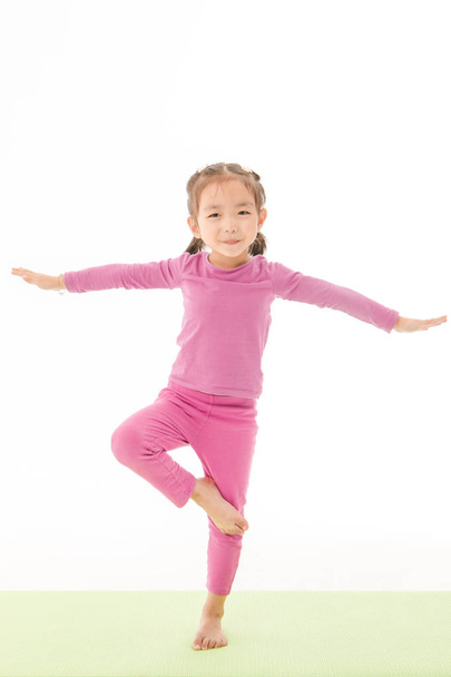 Little Girl praktijk yoga - Foto, afbeelding