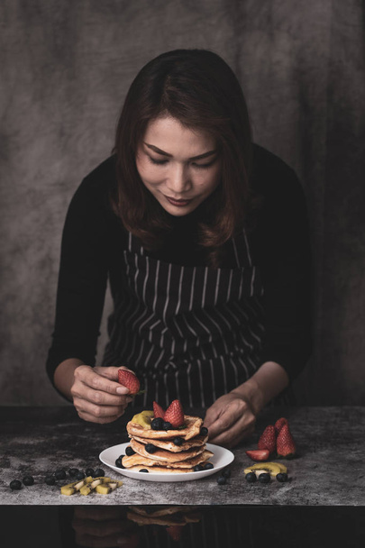 Housewife preparing pancakes - Foto, Imagen
