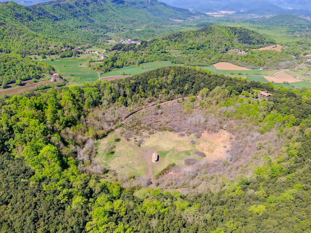 Santa Margarida Volcano – wymarły wulkan w comarce Garrotxa, katalońskiej Hiszpanii. Wulkan ma obwód 2 km i wysokości 682 metrów w strefie wulkanicznej Garrotxa Natural Park - Zdjęcie, obraz