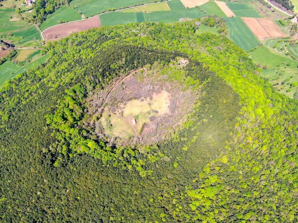 Santa Margarida Volcano – wymarły wulkan w comarce Garrotxa, katalońskiej Hiszpanii. Wulkan ma obwód 2 km i wysokości 682 metrów w strefie wulkanicznej Garrotxa Natural Park - Zdjęcie, obraz