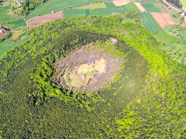 El volcán Santa Margarida es un volcán extinto en la comarca de Garrotxa, Cataluña, España. El volcán tiene un perímetro de 2 km y una altura de 682 metros en el Parque Natural de la Zona Volcánica Garrotxa
 - Foto, Imagen