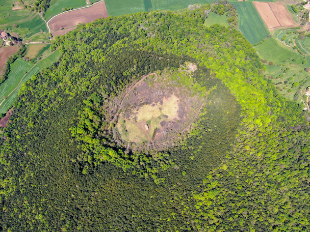 der santa margarida vulkan ist ein erloschener vulkan im comarca garrotxa, katalonien, spanien. Der Vulkan hat einen Umfang von 2 km und eine Höhe von 682 Metern im Naturpark der vulkanischen Zone garrotxa - Foto, Bild