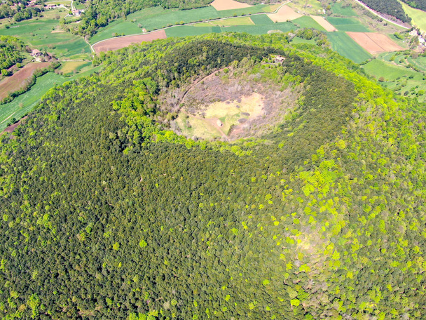 Вулкан Санта-Маргарида (Santa Margarida Volcano) - вымерший вулкан в Комарке Гарротха, Каталония, Испания. Вулкан имеет периметр 2 км и высоту 682 метра в природном парке Garrotxa Volcanic Zone
 - Фото, изображение