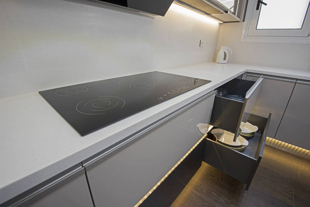 Cucina moderna piano cottura design in un appartamento di lusso
 - Foto, immagini