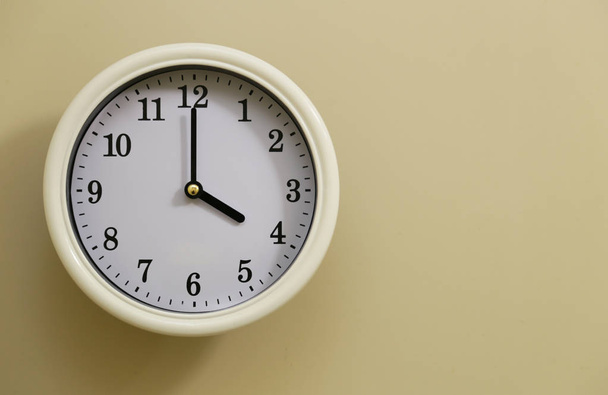 Il tempo per orologio da parete della stanza è una scena di 4: 00
 - Foto, immagini