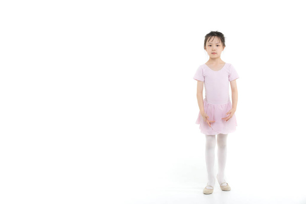 Pink dressed Asian girl in a ballet pose - Foto, afbeelding