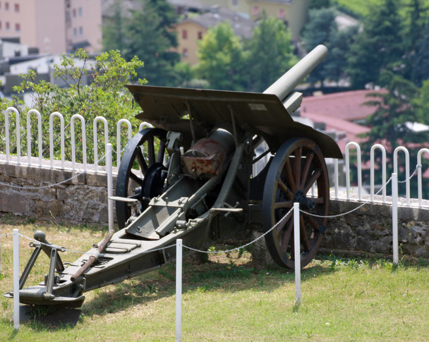 antiga e histórica arma da Primeira Guerra Mundial com o tambor apontou reboque
 - Foto, Imagem