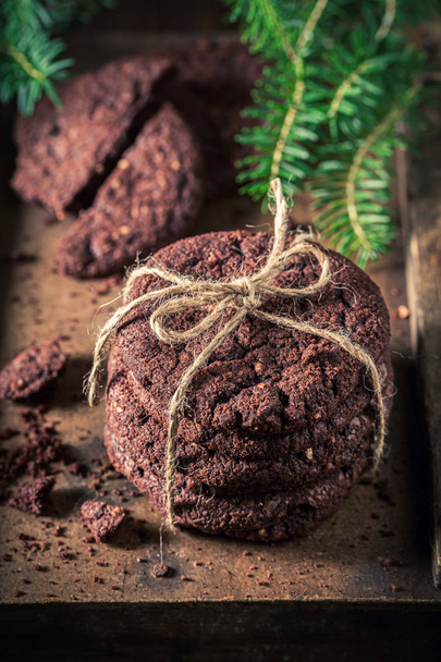 Biscoitos de chocolate frescos e saborosos feitos de nozes e aveia
 - Foto, Imagem