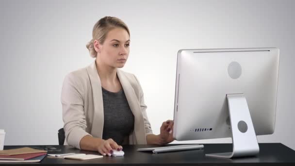 Klassz boldog üzletasszony dolgozó számítógép gradiens háttérben. - Felvétel, videó
