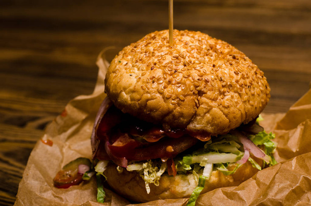 Spek hamburger met runderpatty op houten tafel - Foto, afbeelding