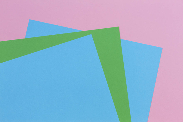 Forme géométrique abstraite bleu clair, vert, fond de papier de couleur rose pastel
 - Photo, image