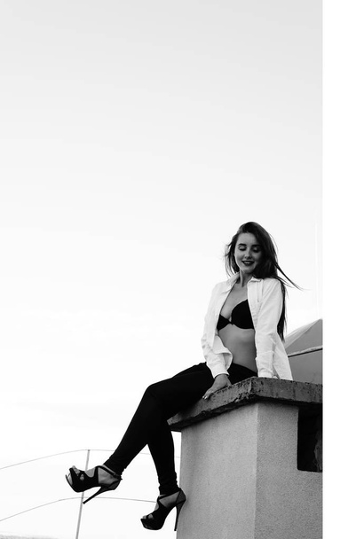 Jonge sexy vrouw poseren in het dak, het dragen van leer jas, Swag - Foto, afbeelding