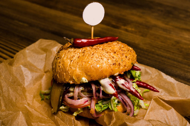 Boczek burger z na drewnianym stole - Zdjęcie, obraz