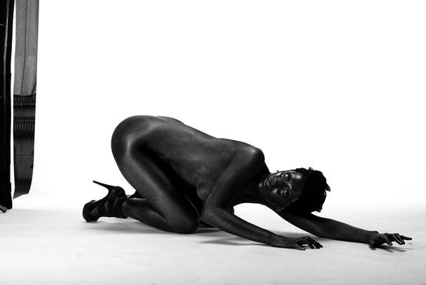 Nackte Frau schwarz auf weißem Hintergrund im Atelier - Foto, Bild