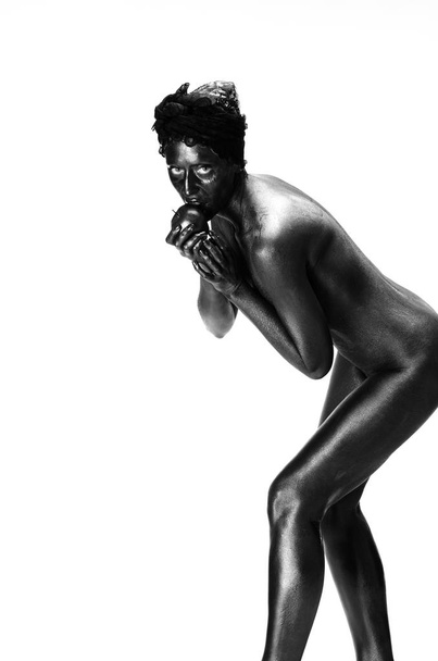 Nackte Frau schwarz auf weißem Hintergrund im Atelier - Foto, Bild