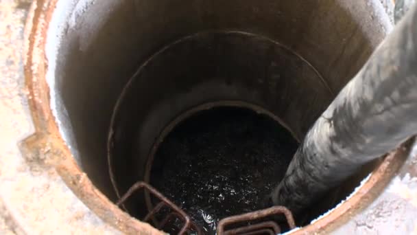 İyi kanalizasyon dışkı ve hortum bok kapalı pompalama dolu - Video, Çekim
