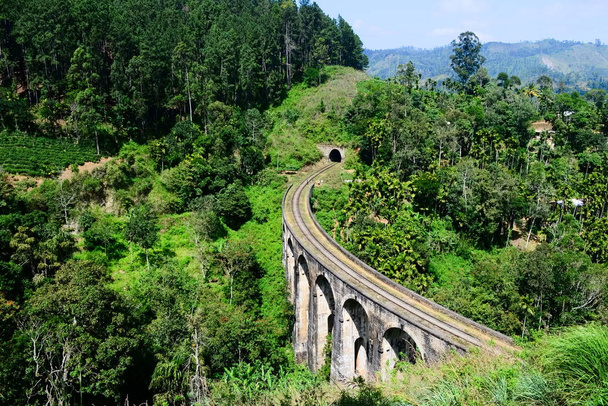 Yhdeksän kaarta silta Demodara - yksi kuuluisimmista vanha kivi silta siirtomaa tyyliin rakennettu Britannian. Suosittu matkakohde Ella, Sri Lanka
 - Valokuva, kuva