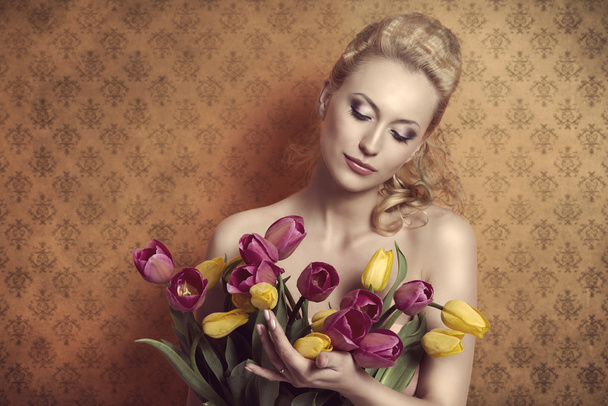 Blonde taking colourful bouquet vintage - Valokuva, kuva