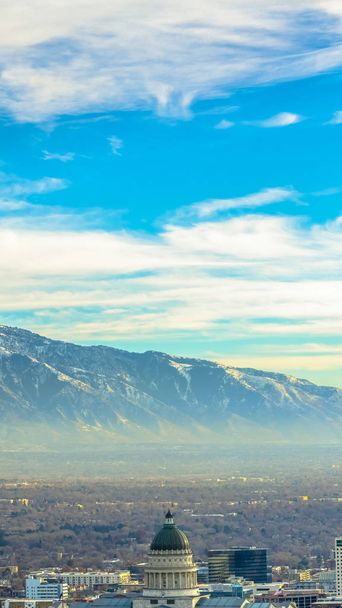 Panorámakép panoráma a belvárosi Salt Lake City-től a hegy és élénk felhős égbolt - Fotó, kép