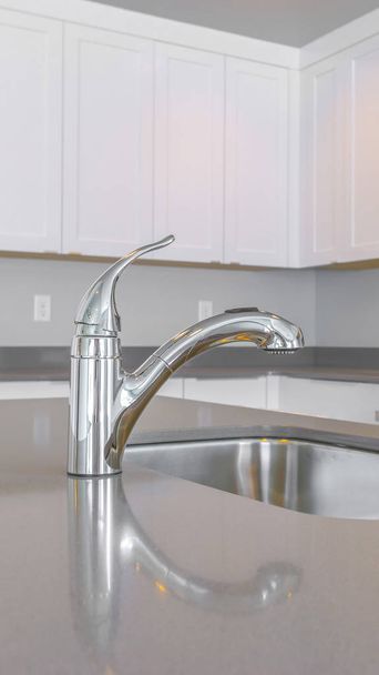 Cornice panoramica Primo piano di un controsoffitto lucido con rubinetto e lavello all'interno di una cucina moderna
 - Foto, immagini