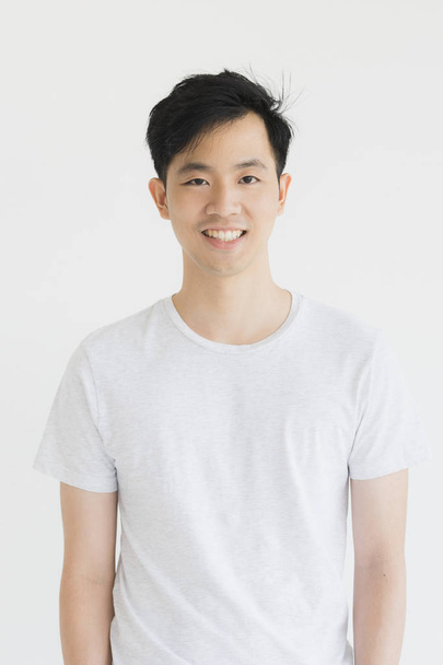 młody Azji mężczyzna model w t-shirt skrzyżowane ramię - Zdjęcie, obraz