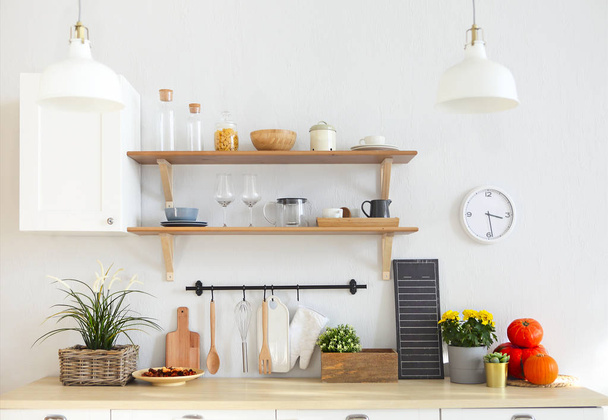 Belseje üres modern fehér konyha különböző tárgyak  - Fotó, kép