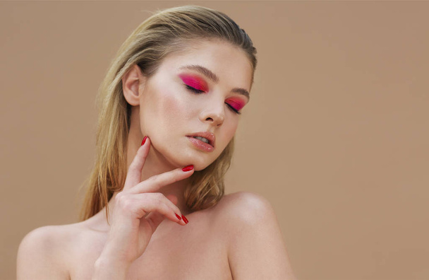 Hermosa chica modelo con manicura roja en las uñas con brillante hacer
 - Foto, Imagen