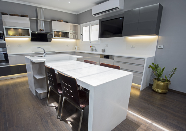 Moderne keuken design in een luxe appartement - Foto, afbeelding