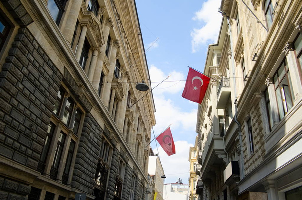 イスタンブールのガラタタワー地区の政府の建物に手を振る大きなトルコの旗。トルコ - 写真・画像